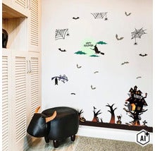 Halloweenské samolepky na zeď s motivy čarodějnic, netopýrů, pavučin a strašidelného domu pro dekorativní výzdobu stěn. (Image AI modified or generated)