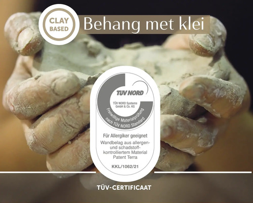 Ruce drží jíl pro hliněnou omítku s certifikátem TÜV NORD vhodným pro alergiky