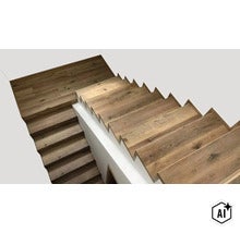 Obklad schodů laminátem se vzhledem dřeva na točitém schodišti v moderním interiéru. (Image AI modified or generated)