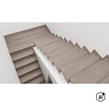 Obklad schodů z laminátu v dekoru dřeva pro renovaci vnitřních schodišť v moderním stylu. (Image AI modified or generated)