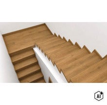 Obložení schodů laminátem se vzhledem dřeva na schodišti do tvaru L s mezipodestou a obložením stěn. (Image AI modified or generated)