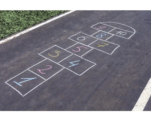 Skákací panák nakreslený na asfaltu