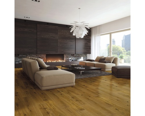 Světly obývací pokoj s parketovou podlahou, krbem a pohovkou