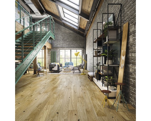 Obývací pokoj s dřevěnou podlahou, schodištěm, regály a posezením