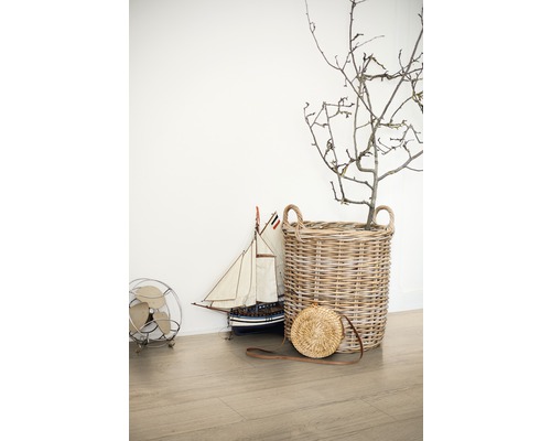 Dekorativní scéna s pleteným košem, modelem lodi a ventilátorem