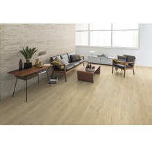 Světlý obývací pokoj s laminátovou podlahou, pohovkou a stolem