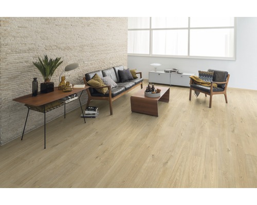 Světlý obývací pokoj s laminátovou podlahou, pohovkou a stolem