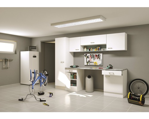 Dílna s pracovním stolem, skříněmi, nářadím a stojanem na opravu kol