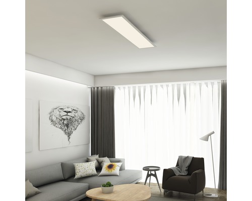 Moderní obývací pokoj s obdélníkovým stropním svítidlem, pohovkou a uměleckým dílem