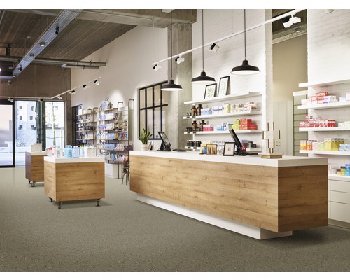 Interiérová fotografie lékárny s regály, pultem a stojany na zboží