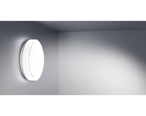 Bílé kulaté nástěnné svítidlo v místnosti