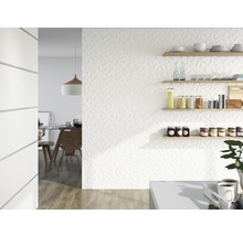 Světlá kuchyně s 3D obkladačkami a dřevěnými nástěnnými policemi