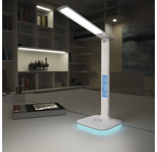 Stolní lampa s digitálním displejem na psacím stole