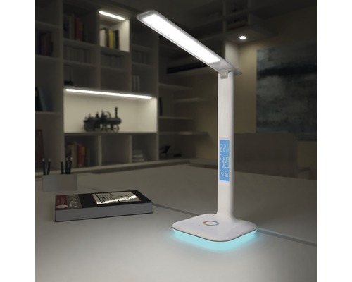 Stolní lampa s digitálním displejem na psacím stole