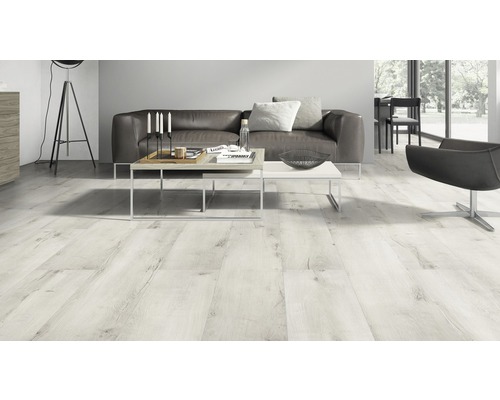 Obývací pokoj s laminátovou podlahou s dřevěným vzhledem, pohovkou a stolem