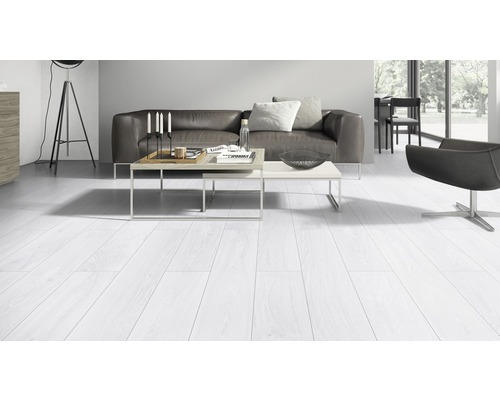 Obývací pokoj se světlou dřevěnou podlahou, pohovkou, stolem a židlí