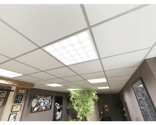Kazetový strop s LED vestavnými svítidly v místnosti