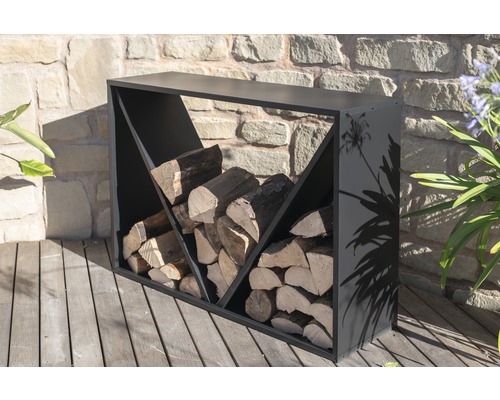 Kovový regál na dřevo s poleny na terase