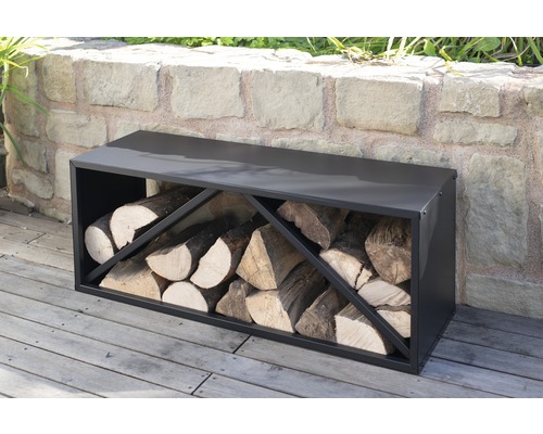 Kovový regál na dřevo s poleny