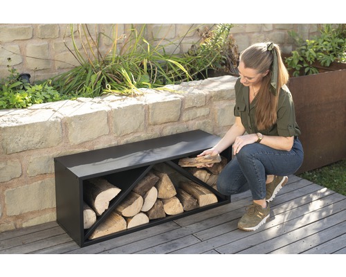 Kovový regál na dřevo s poleny venku