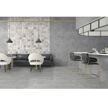 Světlý interiér s podlahovými dlaždicemi, židlemi, barovými stoličkami a obkládačkami