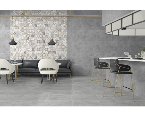 Světlý interiér s podlahovými dlaždicemi, židlemi, barovými stoličkami a obkládačkami