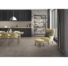 Ukázka místnosti s kuchyňským koutem, jídelním prostorem a křeslem na podlahových dlaždicích.