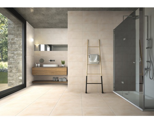 Koupelna se sprchou, umyvadlem a žebříkem na ručníky před obloženou stěnou