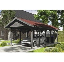 Dřevěný carport s autem na pozemku