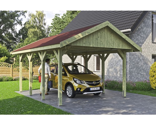 Přístřešek na auto SKAN HOLZ Wallgau 430 x 600 cm impregnovaný vč. šindelů Dřevěný carport s autem a osobou před domem