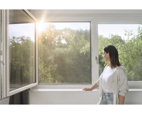 Otevřené okno v jasné místnosti s výhledem na stromy