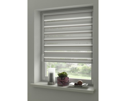 Okno s roletou s vodorovnými pruhy pro regulaci světla