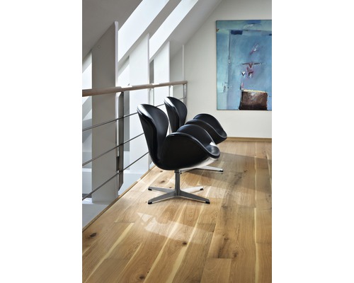 Tři černá křesla na dřevěné podlaze ve světlé místnosti