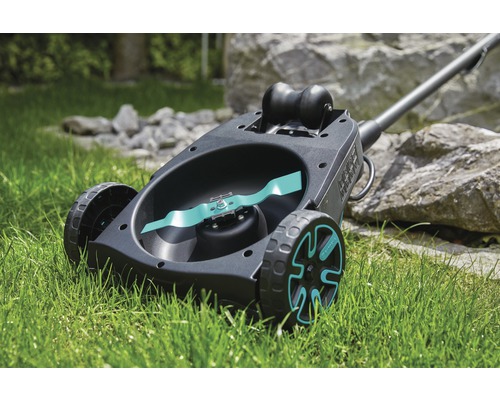 Sekačka na trávu s nožem na trávníku