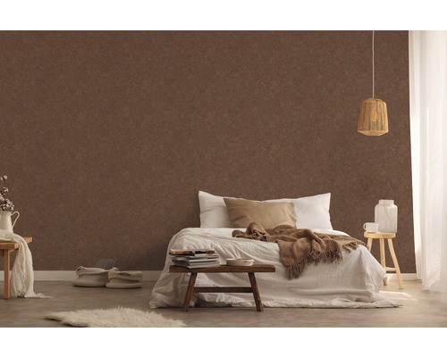 Ložnice s hnědou tapetou se strukturou, postelí a dekorací