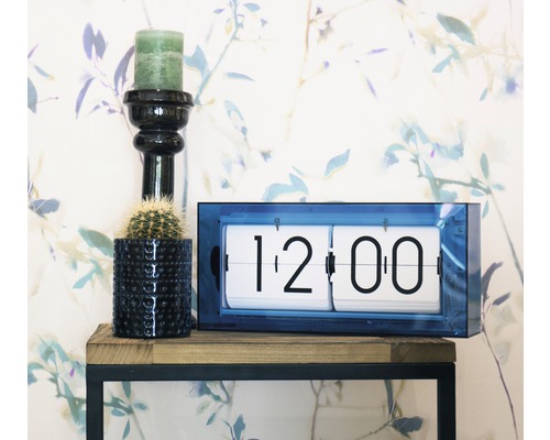 Dekorativní scéna s překlápěcími hodinami, svíčkou a kaktusem na polici