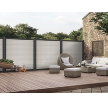 Venkovní prostor s plotem, terasou a zahradním nábytkem