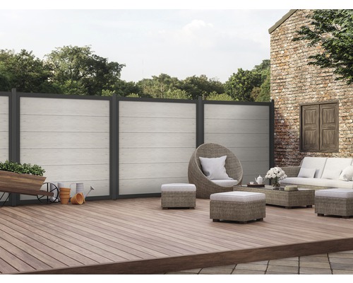 Venkovní prostor s plotem, terasou a zahradním nábytkem