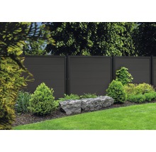 Zahrada s moderním plotem a okrasnými rostlinami