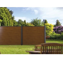 Zahrada s dřevěným plotem pro ohraničení pozemku