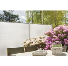 Zahradní scéna se zástěnou, stolem a květinami