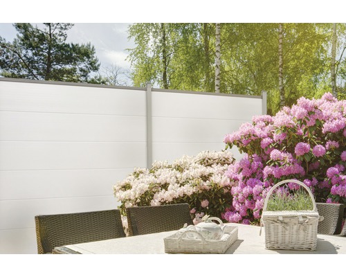 Zahradní scéna se zástěnou, stolem a květinami