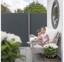 Ochranný plot se sedícími dětmi na lavičce v zahradě