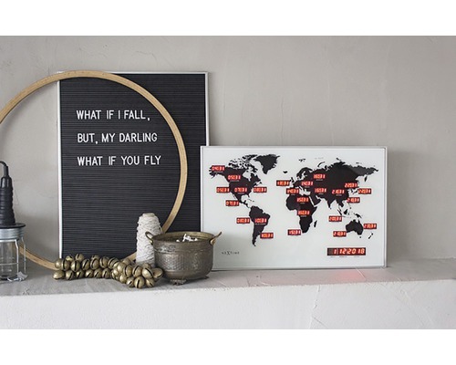 Dekorativní scéna se světovými hodinami a tabulkou s citáty