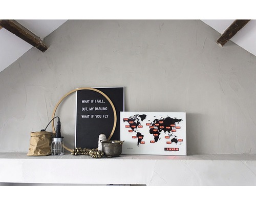 Dekorace se světovou mapou, citátovou tabulí a lampou na polici
