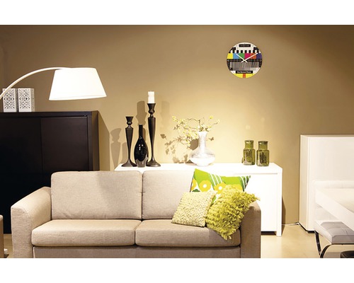 Obývací pokoj s pohovkou, skříní, stojací lampou a nástěnnými hodinami