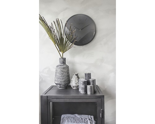 Dekorativní interiér s skříňkou, stolními hodinami, vázou, svíčkami a ozdobou