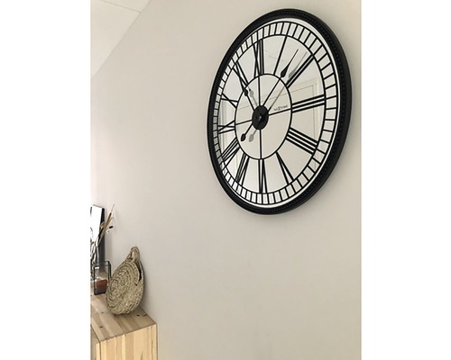 Nástěnné hodiny s římskými číslicemi a zrcadlem