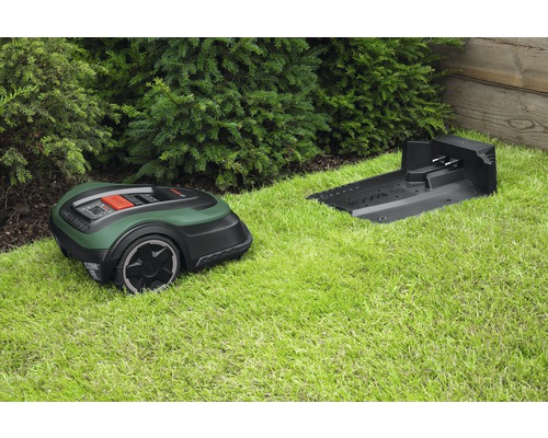 Robotická sekačka s nabíjecí stanicí na trávníku