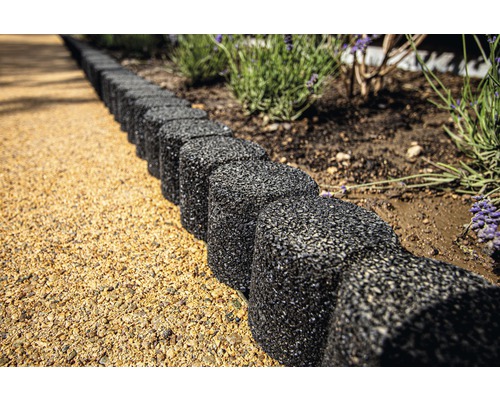 Zahradní chodník s gumovými obrubníky